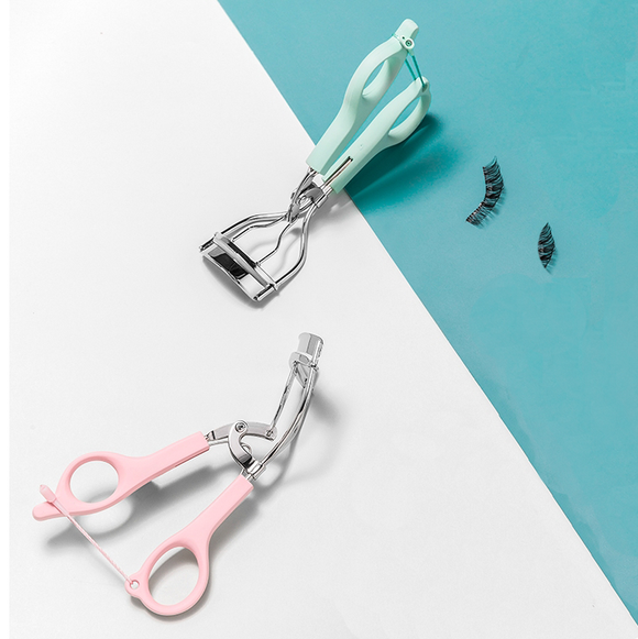 Matte Handle Chain Eyelash Curler